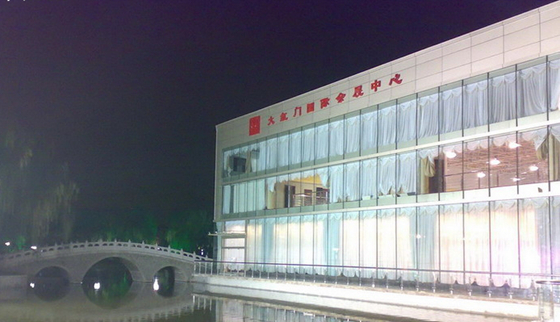 一、国家会议中心 地理位置:北京市朝阳区天辰东路7号(地铁8号线 奥林匹克公园站) 会场数量:40 最大会场面积:22000平方米 最多容纳人数:19000 距火车站:22.4公里 距飞机场:26.9公里 距市中心:17.4公里 二、人民大会堂 地理位置:北京市西城区西长安街(地铁1号线 天安门西站) 会场数量:11 最大会场面积:7980平方米 最多容纳人数:10000 距火车站:5.
